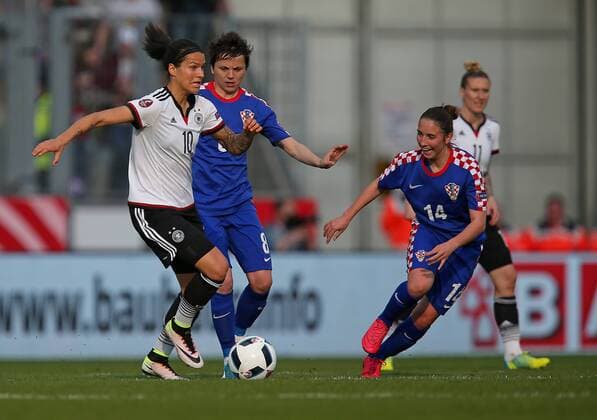 12.04.2016, Fussball Frauen-Länderspiel , EM-Qualifikation, Grupppenspiel, Deutschland - Kroatien, in der Osnatel-Arena Osnabrück. v.l. Dzenifer Marozsan (Deutschland) gegen Violeta Baban (Kroatien) , Ivana Maltasic (Kroatien) , Anja Mittag (Deutschland) 