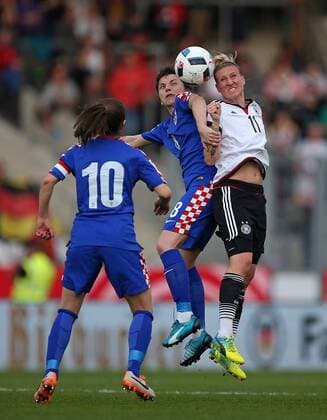 12.04.2016, Fussball Frauen-Länderspiel , EM-Qualifikation, Grupppenspiel, Deutschland - Kroatien, in der Osnatel-Arena Osnabrück. v.l. Iva Landeka (Kroatien) , Violeta Baban (Kroatien) gegen Anja Mittag (Deutschland) 