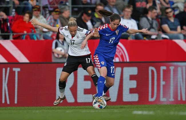 12.04.2016, Fussball Frauen-Länderspiel , EM-Qualifikation, Grupppenspiel, Deutschland - Kroatien, in der Osnatel-Arena Osnabrück. v.l. Isabel Kerschowski (Deutschland) gegen Izabela Lojna (Kroatien) 