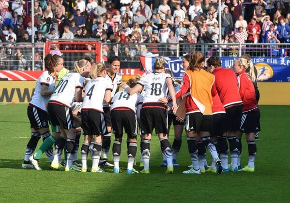 12.04.2016, Fussball EM - Qualifikationsspiel der Frauen in Osnabrueck, Deutschland - Kroatien 2-0, Spielerkreis vor dem Anpfiff