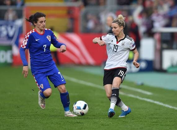 12.04.2016, Fussball EM - Qualifikationsspiel der Frauen in Osnabrueck, Deutschland - Kroatien 2-0, Svenja Huth (Deutschland), re., gegen Maja Joscak (Kroatien)