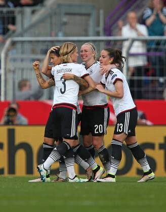 12.04.2016, Fussball Frauen-Länderspiel , EM-Qualifikation, Grupppenspiel, Deutschland - Kroatien, in der Osnatel-Arena Osnabrück. Jubel v.l. Torschütze Dzenifer Marozsan (Deutschland) , Saskia Bartusiak (Deutschland) , Pauline Bremer (Deutschland) und Sara Däbritz (Deutschland) zum Tor zum 1:0 