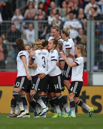 12.04.2016, Fussball Frauen-Länderspiel , EM-Qualifikation, Grupppenspiel, Deutschland - Kroatien, in der Osnatel-Arena Osnabrück. Jubel Deutschland zum Tor zum 1:0 