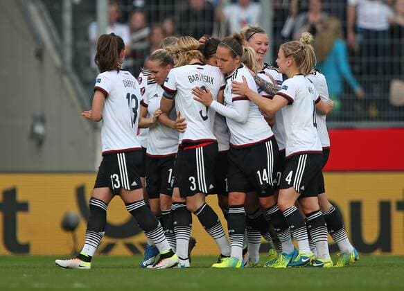 12.04.2016, Fussball Frauen-Länderspiel , EM-Qualifikation, Grupppenspiel, Deutschland - Kroatien, in der Osnatel-Arena Osnabrück. Jubel Deutschland zum Tor zum 1:0 