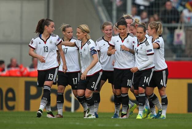 12.04.2016, Fussball Frauen-Länderspiel , EM-Qualifikation, Grupppenspiel, Deutschland - Kroatien, in der Osnatel-Arena Osnabrück. Jubel Deutschland zum Tor zum 1:0 