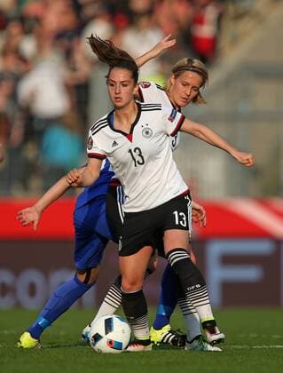 12.04.2016, Fussball Frauen-Länderspiel , EM-Qualifikation, Grupppenspiel, Deutschland - Kroatien, in der Osnatel-Arena Osnabrück. v.l. Kristina Sundov (Kroatien) gegen Saskia Bartusiak (Deutschland) und Sara Däbritz (Deutschland) 