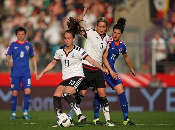 12.04.2016, Fussball Frauen-Länderspiel , EM-Qualifikation, Grupppenspiel, Deutschland - Kroatien, in der Osnatel-Arena Osnabrück. v.l. Sara Däbritz (Deutschland) und Saskia Bartusiak (Deutschland) gegen Kristina Sundov (Kroatien) 