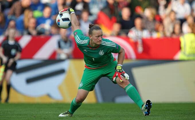 12.04.2016, Fussball Frauen-Länderspiel , EM-Qualifikation, Grupppenspiel, Deutschland - Kroatien, in der Osnatel-Arena Osnabrück. Torhüterin Almuth Schult (Deutschland) 