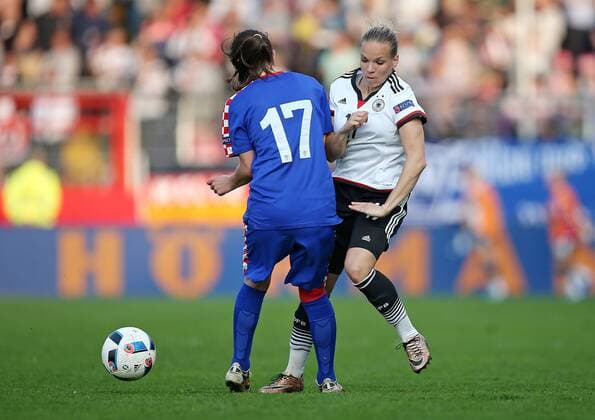 12.04.2016, Fussball Frauen-Länderspiel , EM-Qualifikation, Grupppenspiel, Deutschland - Kroatien, in der Osnatel-Arena Osnabrück. v.l. Izabela Lojna (Kroatien) gegen Isabel Kerschowski (Deutschland) 