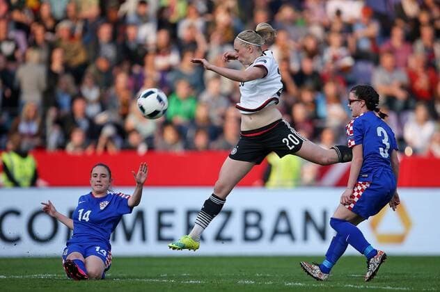 12.04.2016, Fussball Frauen-Länderspiel , EM-Qualifikation, Grupppenspiel, Deutschland - Kroatien, in der Osnatel-Arena Osnabrück. v.l. Ivana Maltasic (Kroatien) gegen Pauline Bremer (Deutschland) und Martina Cop (Kroatien) 