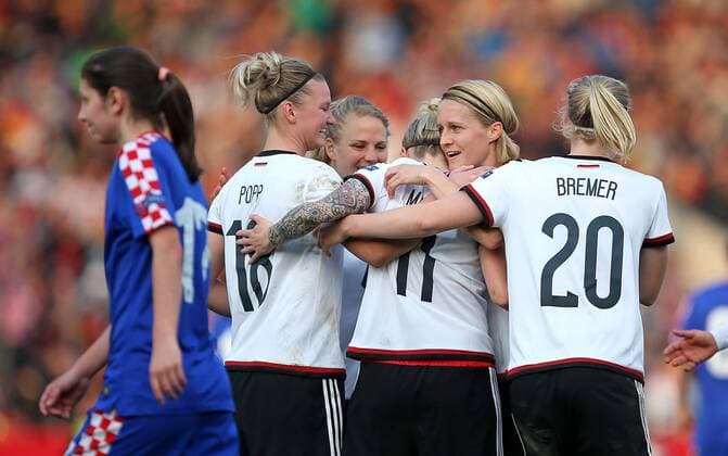 12.04.2016, Fussball Frauen-Länderspiel , EM-Qualifikation, Grupppenspiel, Deutschland - Kroatien, in der Osnatel-Arena Osnabrück. Jubel Deutschland zum Tor zum 2:0 