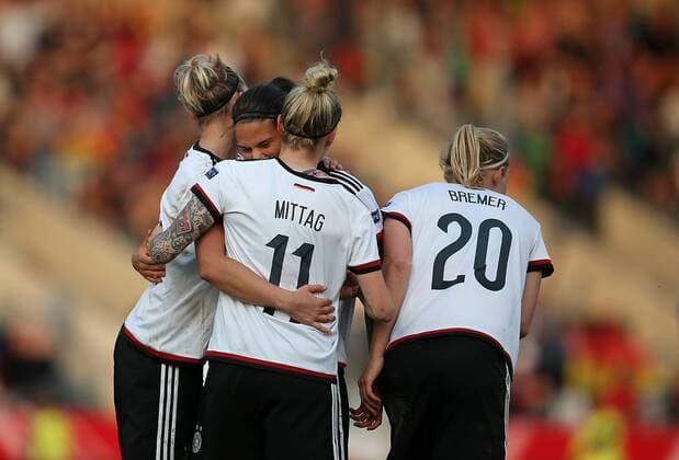 12.04.2016, Fussball Frauen-Länderspiel , EM-Qualifikation, Grupppenspiel, Deutschland - Kroatien, in der Osnatel-Arena Osnabrück. Jubel v.l. Alexandra Popp (Deutschland) , Dzenifer Marozsan (Deutschland) , Torschütze Anja Mittag (Deutschland) und Pauline Bremer (Deutschland) zum Tor zum 2:0 