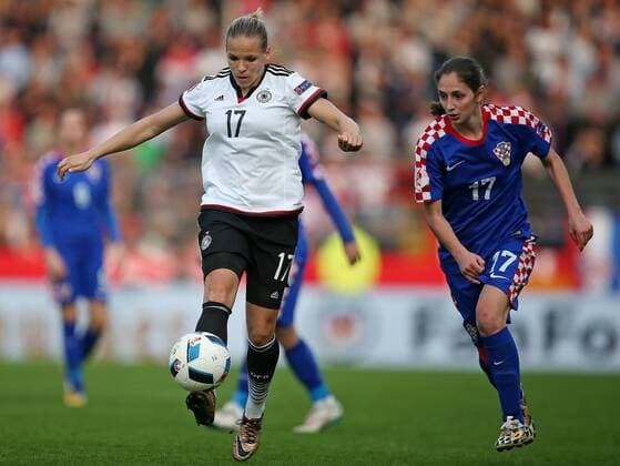 12.04.2016, Fussball Frauen-Länderspiel , EM-Qualifikation, Grupppenspiel, Deutschland - Kroatien, in der Osnatel-Arena Osnabrück. v.l. Isabel Kerschowski (Deutschland) gegen Izabela Lojna (Kroatien) 