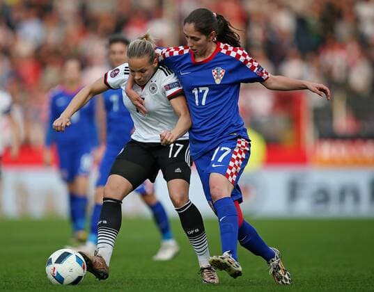 12.04.2016, Fussball Frauen-Länderspiel , EM-Qualifikation, Grupppenspiel, Deutschland - Kroatien, in der Osnatel-Arena Osnabrück. v.l. Isabel Kerschowski (Deutschland) gegen Izabela Lojna (Kroatien) 