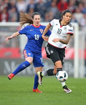 12.04.2016, Fussball Frauen-Länderspiel , EM-Qualifikation, Grupppenspiel, Deutschland - Kroatien, in der Osnatel-Arena Osnabrück. v.l. Matea Bosnjak (Kroatien) gegen Dzenifer Marozsan (Deutschland) 
