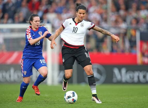 12.04.2016, Fussball Frauen-Länderspiel , EM-Qualifikation, Grupppenspiel, Deutschland - Kroatien, in der Osnatel-Arena Osnabrück. v.l. Matea Bosnjak (Kroatien) gegen Dzenifer Marozsan (Deutschland) 
