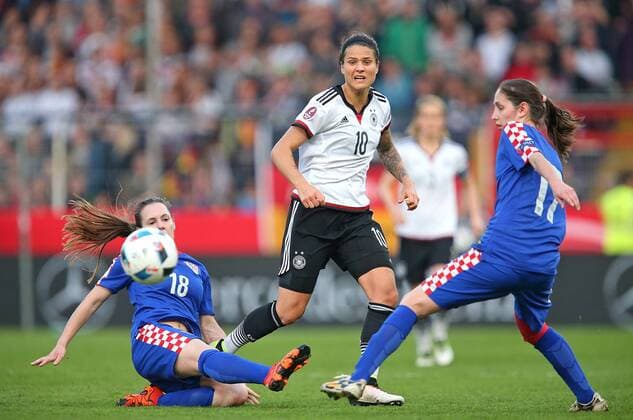 12.04.2016, Fussball Frauen-Länderspiel , EM-Qualifikation, Grupppenspiel, Deutschland - Kroatien, in der Osnatel-Arena Osnabrück. v.l. Matea Bosnjak (Kroatien) gegen Dzenifer Marozsan (Deutschland) und Izabela Lojna (Kroatien) 