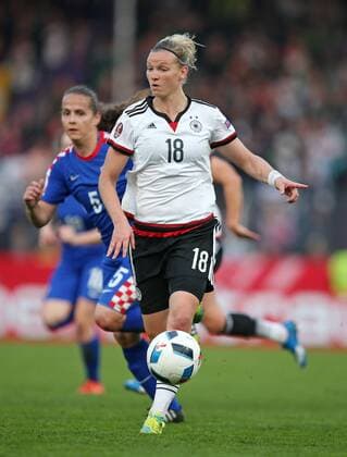 12.04.2016, Fussball Frauen-Länderspiel , EM-Qualifikation, Grupppenspiel, Deutschland - Kroatien, in der Osnatel-Arena Osnabrück. v.l. Kristina Nevrkla (Kroatien) , Alexandra Popp (Deutschland) 