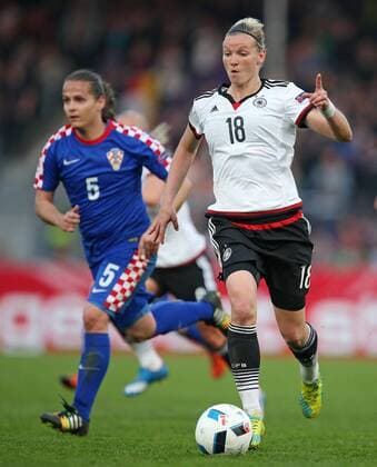 12.04.2016, Fussball Frauen-Länderspiel , EM-Qualifikation, Grupppenspiel, Deutschland - Kroatien, in der Osnatel-Arena Osnabrück. v.l. Kristina Nevrkla (Kroatien) , Alexandra Popp (Deutschland) 
