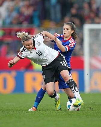 12.04.2016, Fussball Frauen-Länderspiel , EM-Qualifikation, Grupppenspiel, Deutschland - Kroatien, in der Osnatel-Arena Osnabrück. v.l. Alexandra Popp (Deutschland) gegen Iva Landeka (Kroatien) 