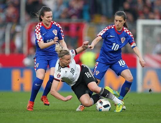 12.04.2016, Fussball Frauen-Länderspiel , EM-Qualifikation, Grupppenspiel, Deutschland - Kroatien, in der Osnatel-Arena Osnabrück. v.l. Matea Bosnjak (Kroatien) gegen Alexandra Popp (Deutschland) und Iva Landeka (Kroatien) 