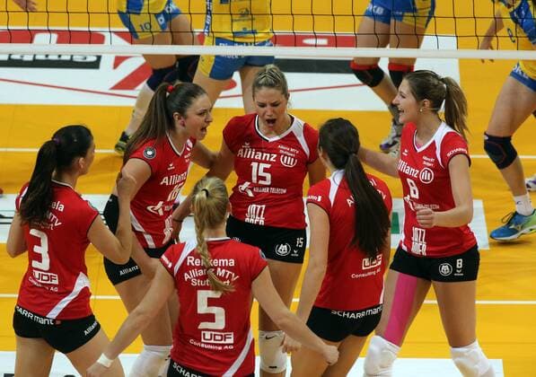 Schweriner SC - MTV Allianz Stuttgart Deutschland, Schwerin, 13.04.2016, Volleyball, 1. Bundesliga Frauen, Saison 2015 2016, Play-Off Halbfinale Spiel 3, Schweriner SC - MTV Allianz Stuttgart: Jubel Spielerinnen Allianz MTV Stuttgart.