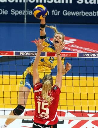 Schweriner SC - MTV Allianz Stuttgart Deutschland, Schwerin, 13.04.2016, Volleyball, 1. Bundesliga Frauen, Saison 2015 2016, Play-Off Halbfinale Spiel 3, Schweriner SC - MTV Allianz Stuttgart: v.l. Anja Brandt (Schweriner SC), Nichole Lindow (Allianz MTV Stuttgart).