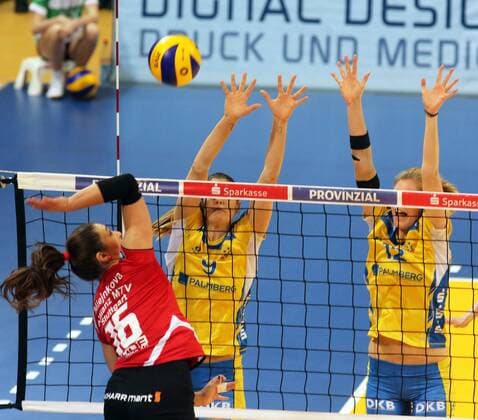 Schweriner SC - MTV Allianz Stuttgart Deutschland, Schwerin, 13.04.2016, Volleyball, 1. Bundesliga Frauen, Saison 2015 2016, Play-Off Halbfinale Spiel 3, Schweriner SC - MTV Allianz Stuttgart: li. Michaela Mlejkova (Allianz MTV Stuttgart).