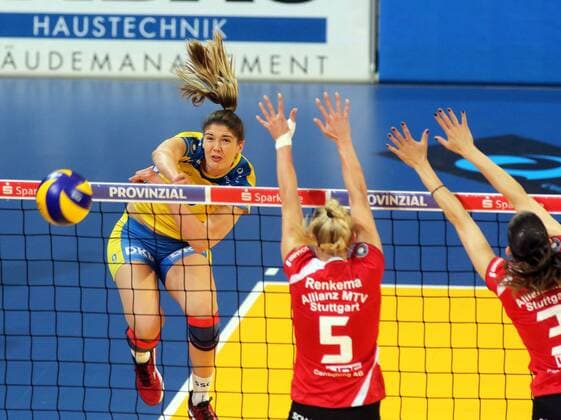 Schweriner SC - MTV Allianz Stuttgart Deutschland, Schwerin, 13.04.2016, Volleyball, 1. Bundesliga Frauen, Saison 2015 2016, Play-Off Halbfinale Spiel 3, Schweriner SC - MTV Allianz Stuttgart: v.l. Tabitha Love (Schweriner SC), Kim Renkema (Allianz MTV Stuttgart).