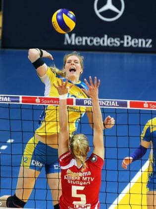 Schweriner SC - MTV Allianz Stuttgart Deutschland, Schwerin, 13.04.2016, Volleyball, 1. Bundesliga Frauen, Saison 2015 2016, Play-Off Halbfinale Spiel 3, Schweriner SC - MTV Allianz Stuttgart: v.l. Anja Brandt (Schweriner SC), Kim Renkema (Allianz MTV Stuttgart).