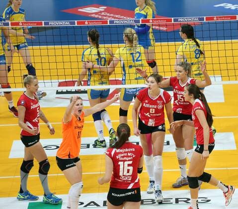 Schweriner SC - MTV Allianz Stuttgart Deutschland, Schwerin, 13.04.2016, Volleyball, 1. Bundesliga Frauen, Saison 2015 2016, Play-Off Halbfinale Spiel 3, Schweriner SC - MTV Allianz Stuttgart: Jubel Spielerinnen Allianz MTV Stuttgart.