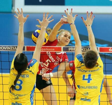 Schweriner SC - MTV Allianz Stuttgart Deutschland, Schwerin, 13.04.2016, Volleyball, 1. Bundesliga Frauen, Saison 2015 2016, Play-Off Halbfinale Spiel 3, Schweriner SC - MTV Allianz Stuttgart: v.l. Ariel Turner (Schweriner SC), Kim Renkema (Allianz MTV Stuttgart), Veronika Hroncekova (Schweriner SC).