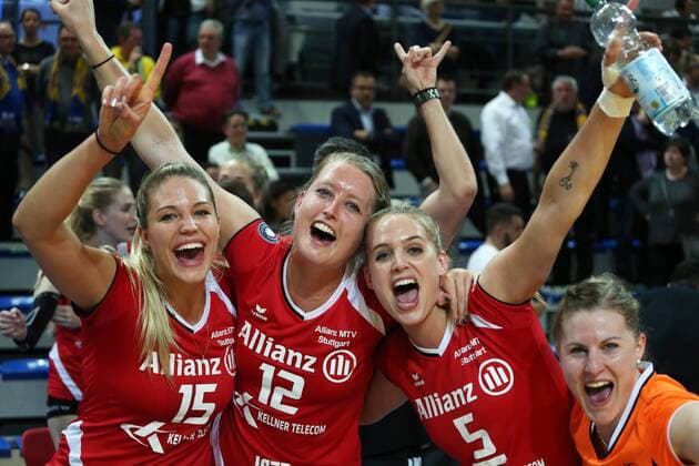 Schweriner SC - MTV Allianz Stuttgart Deutschland, Schwerin, 13.04.2016, Volleyball, 1. Bundesliga Frauen, Saison 2015 2016, Play-Off Halbfinale Spiel 3, Schweriner SC - MTV Allianz Stuttgart: v.l. Nichole Lindow, Deborah van Daelen, Kim Renkema, Lisa Thomsen (alle Allianz MTV Stuttgart).