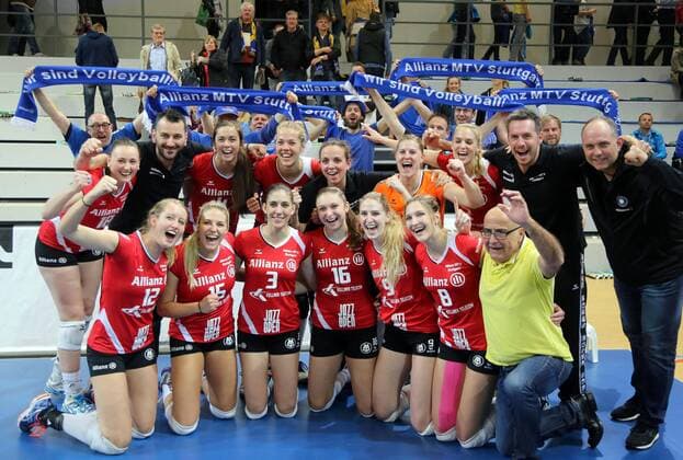 Bilder des Tages - SPORT Schweriner SC - MTV Allianz Stuttgart Deutschland, Schwerin, 13.04.2016, Volleyball, 1. Bundesliga Frauen, Saison 2015 2016, Play-Off Halbfinale Spiel 3, Schweriner SC - MTV Allianz Stuttgart: Jubel Spielerinnen Allianz MTV Stuttgart.