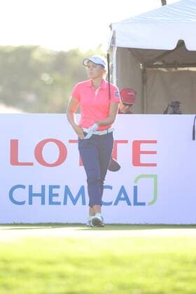 April 13, 2016 - Brooke Henderson analyzes the 10th hole fairway before she hits her tee shot during the first round of the Lotte Championship presented by Hershey at Ko Olina Golf Club in Kapolei, HI LPGA Golf Damen Golf 2016: Lotte Championship APR 13 - ZUMAc04_