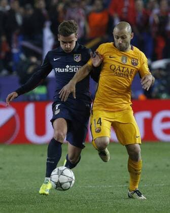 Atletico de Madrid French forward Antoine Griezmann (R) and FC Barcelona Barca Argentinian defense Mascherano fight for the ball during a Champions League quarter final second leg match before FC Barcelona at Vicente Calderon stadium in Madrid, Spain, 13 April 2016. ATLETICO MADRID VS BARCELONA !ACHTUNG: NUR REDAKTIONELLE NUTZUNG!  MAD102 20160413-635961882035984992