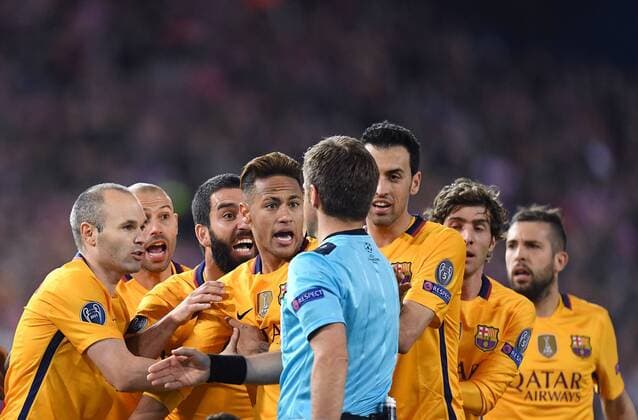Themen der Woche SPORT Bilder des Tages - SPORT FUSSBALL CHAMPIONS LEAGUE SAISON 2015 2016 VIERTELFINAL RUECKSPIEL Atletico Madrid - FC Barcelona Barca 13.04.2016 Barca Spieler protestieren bei Schiedsrichter Nicola Rizzoli (Mitte, Italien); Andres Iniesta, Javier Mascherano, Arda Turan, Neymar, Sergio Busquets, Marc Bartra und Jordi Alba (v.li, alle Barca) 