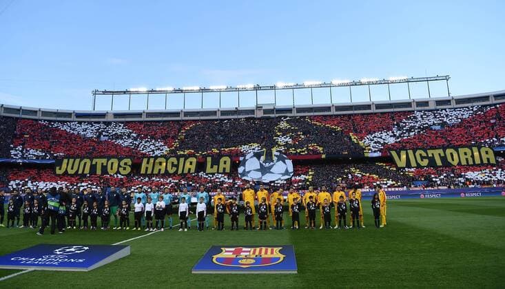 FUSSBALL CHAMPIONS LEAGUE SAISON 2015 2016 VIERTELFINAL RUECKSPIEL Atletico Madrid - FC Barcelona Barca 13.04.2016 Fan Choreographie vor dem Spiel im Vicente Calderon Stadion mit den Mannschaften 