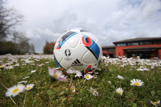 Fußball, EURO 2016, Quartier der Nationalmannschaft Belgiens in Le Pian-Medoc SOCCER - UEFA EURO EM Europameisterschaft Fussball 2016, preview LE-PIAN-MEDOC,FRANCE,12.APR.16 - SOCCER - UEFA European Championship EM Europameisterschaft 2016 in France, preview, base camp, hotel team Belgium, Golf Hotel and Spa Resort. Image shows a ball. GEPAxpictures xAndreasxPranter