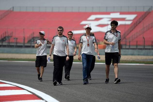 Chinese Grand Prix, Shanghai 14 - 17 April 2016 14.04.2016 - Esteban Gutierrez (MEX) Haas F1 Team VF-16 