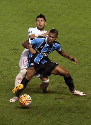 (160414) -- QUITO, April 14, 2016 -- Ezequiel Benavidez (rear) of Ecuador s Liga Sports University vies with Walace of Brazil s Gremio during the match of the group stage of the Libertadores Cup at Casa Blanca, in Quito, Ecuador, on April 13, 2016. Brazil s Gremio won 3-2. ) (vf) (SP)ECUADOR-QUITO-SOCCER SANTIAGOxARMAS 