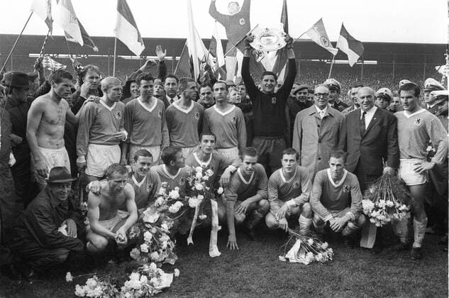 Fußball, TSV 1860 München, Deutscher Meister 1966 Meistermannschaft 1860 München am 28.05.1966. Petar Radenkovic präsentiert die Meisterschale. HM