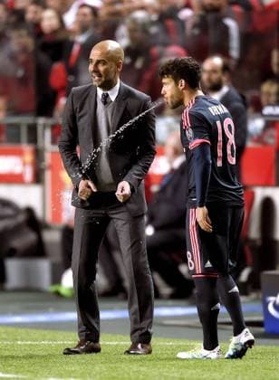 13.04.2016, Fussball Championsleague 2015 2016, Viertelfinale Rückspiel, FC Benfica Lissabon - Bayern München, Juan Bernat (re, FC Bayern München) spuckt sein Wasser in hohem Bogen vor Trainer Pep Guardiola (FC Bayern München) aus. 