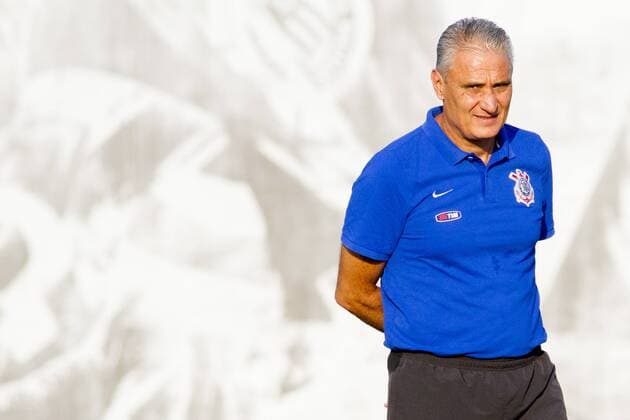 Bilder des Tages - SPORT Treino do Corinthians SAO PAULO, Brazil - 04 14 2016: TRAINING CORINTHIANS - Tite during Corinthians& 39; training held at CT Joaquim Grava. Team prepares for the clash against Brazil on Saturday RB, valid for quarterfinalinals of Paulist?o Itaipava 2016. (Photo: Marco Galv?o FotoArena)  MarcoxGalv?o