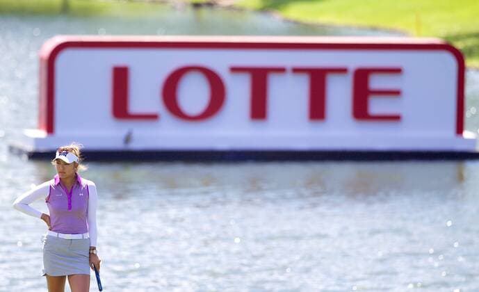 April 14, 2016 - Alison Lee on the 18th green during the second round of the Lotte Championship presented by Hershey at Ko Olina Golf Club in Kapolei, HI LPGA Golf Damen Golf 2016: Lotte Championship APR 14 - ZUMAc04_