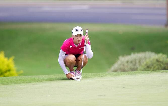April 14, 2016 - Minjee Lee lines her putt up on the 8th hole green during the second round of the Lotte Championship presented by Hershey at Ko Olina Golf Club in Kapolei, HI LPGA Golf Damen Golf 2016: Lotte Championship APR 14 - ZUMAc04_
