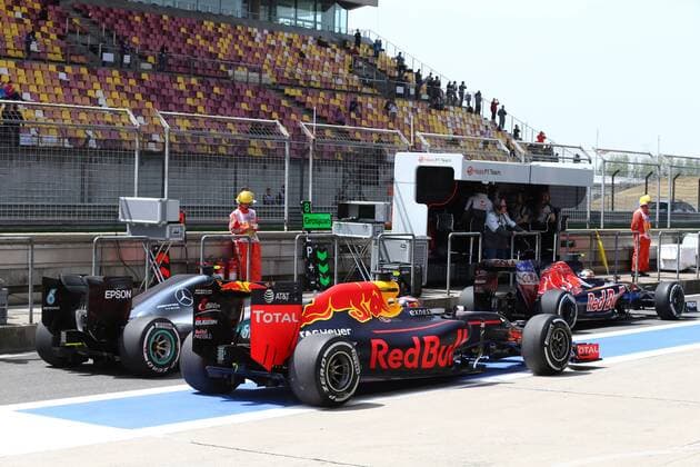 Chinese Grand Prix, Shanghai 14 - 17 April 2016 15.04.2016 - Free Practice 1, Nico Rosberg (GER) Mercedes AMG F1 W07 Hybrid and Daniil Kvyat (RUS) Red Bull Racing RB12 