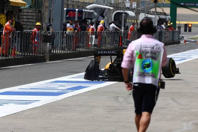 Chinese Grand Prix, Shanghai 14 - 17 April 2016 15.04.2016 - Free Practice 1, Kevin Magnussen (DEN) Renault F1 Team RS16 with a puncture. 