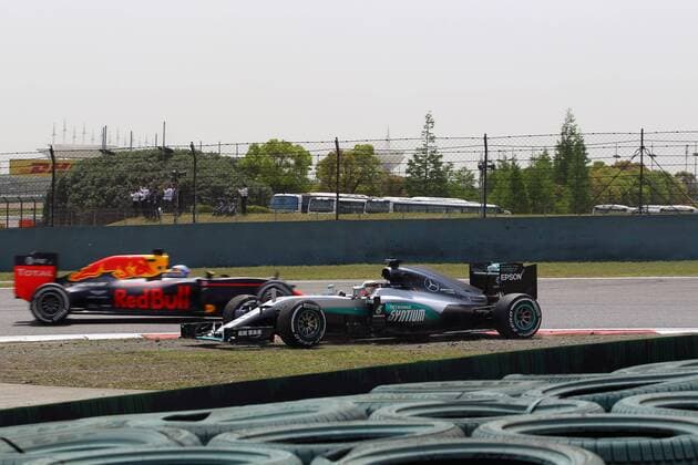 Chinese Grand Prix, Shanghai 14 - 17 April 2016 15.04.2016 - Free Practice 1, Lewis Hamilton (GBR) Mercedes AMG F1 W07 Hybrid spins 
