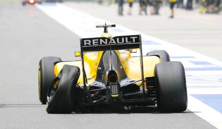 Bilder des Tages SPORT Formel 1, GP von China, Kevin Magnussen mit Reifenschaden Motorsports: FIA Formula One World Championship WM Weltmeisterschaft 2016, Grand Prix of China, xHOCHxZWEIx